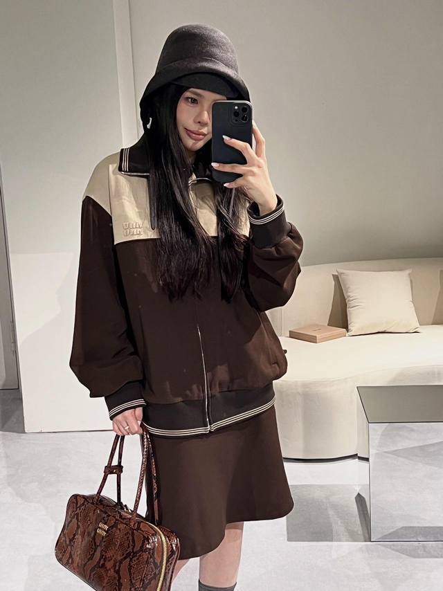 Miumi* 25Fw早秋新款 学院风高腰直筒拉链半身裙丨独家Yb开发！高版出品！版型非常时髦 显瘦又修饰身材比例！冲击视觉效果一眼心动的即视感显瘦百搭谁能不爱