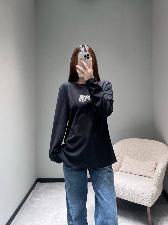 Alexander W*2025Fw秋冬新品系列 字母长袖T恤：棉质面料柔软透气，标志性Logo采用满钻镶嵌工艺打造，灯光下会透出精致的光泽感，让基础款T恤瞬间