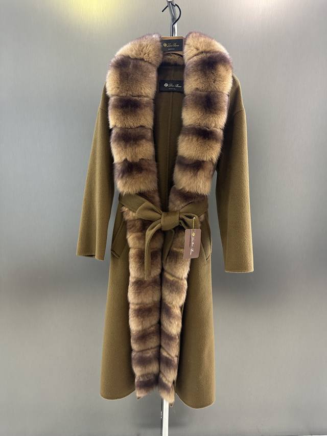 Lp秋冬新款高品质羊绒大衣 进口双色仿紫貂染白狐毛领 可拆 p搭配 10羊绒90高支澳洲羊毛 版型挺阔 面料细腻 绝对的高端品质 Smlp 衣长115，胸围10