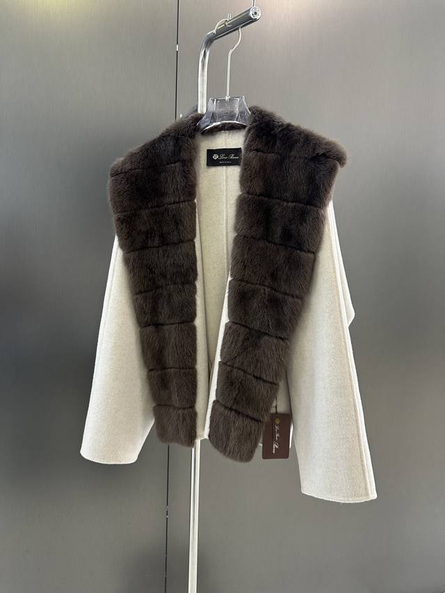 Loro piana高品质羊绒大衣 秋冬新款 进口青根貂水貂毛领搭配 高级时尚 5%羊绒 95%羊毛 面料超级柔软舒适 版型挺阔有型 上身超赞 Size:Sml