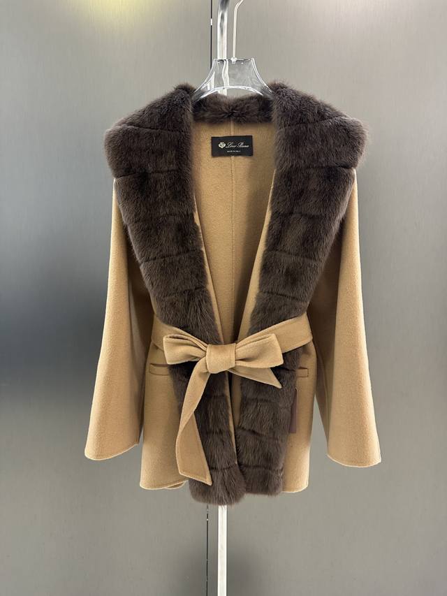 Loro piana高品质羊绒大衣 秋冬新款 进口青根貂水貂毛领搭配 高级时尚 5%羊绒 95%羊毛 面料超级柔软舒适 版型挺阔有型 上身超赞 Size:Sml