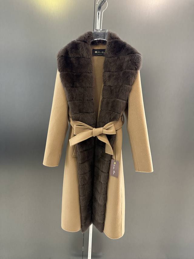 Loro piana高品质羊绒大衣 秋冬新款 进口青根貂水貂毛领搭配 高级时尚 5%羊绒 95%羊毛 面料超级柔软舒适 版型挺阔有型 上身超赞 Size:Sml