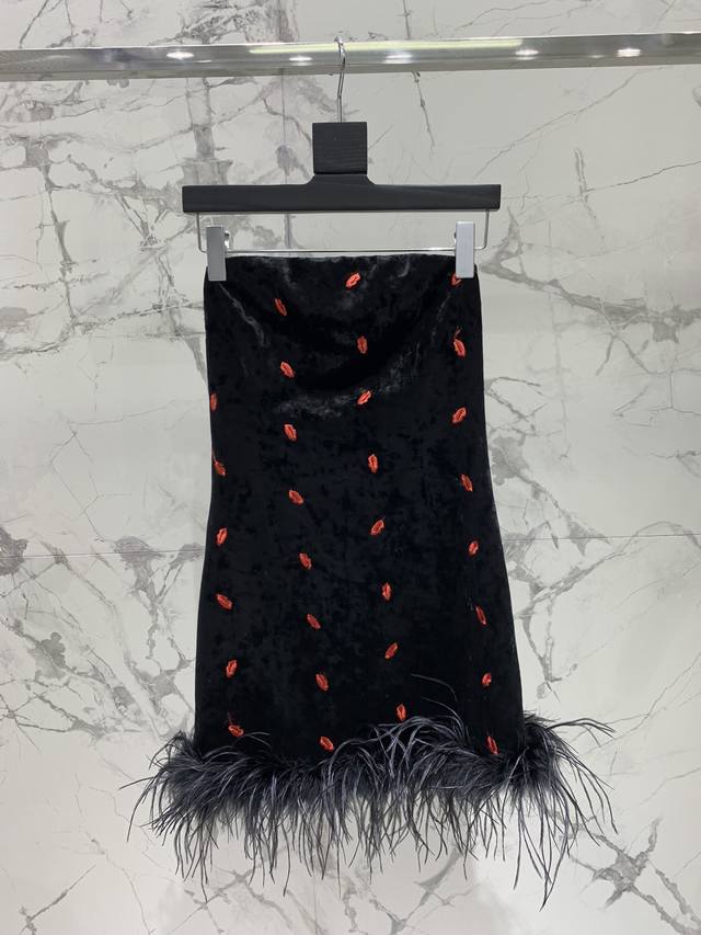 华丽之选，红唇立体刺绣抹胸裙 这款红唇立体刺绣抹胸裙，真的是美到让人窒息！它的设计充满艺术感，仿佛把一幅画穿在了身上，真是让人惊叹不已！ 红唇立体刺绣精致细腻，