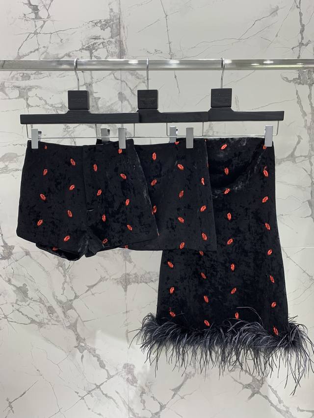 圣家 红唇立体刺绣短裤 一眼就爱上了这款红唇立体刺绣短裤！设计独特，充满艺术感，真是让人心动不已。 红唇立体刺绣精致细腻，就像是把一幅画穿在了身上，真是让人惊叹
