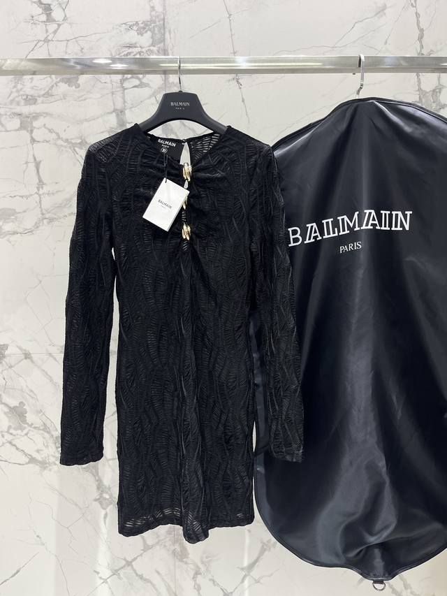 巴尔曼黑色圆领镂空金扣连衣裙 巴尔曼的设计总是充满独特魅力，这条裙子也不例外。黑色的基调经典又神秘，穿上自带高级感，气质这块直接拿捏！ 圆领设计超级温柔，很好地