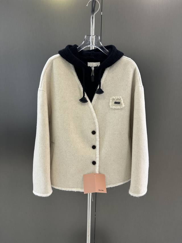 Miumiu 秋冬新款两件套羊毛外套 羊绒针织小马甲 一衣三穿 简约时尚 Sm 衣长58，胸围114，码数S