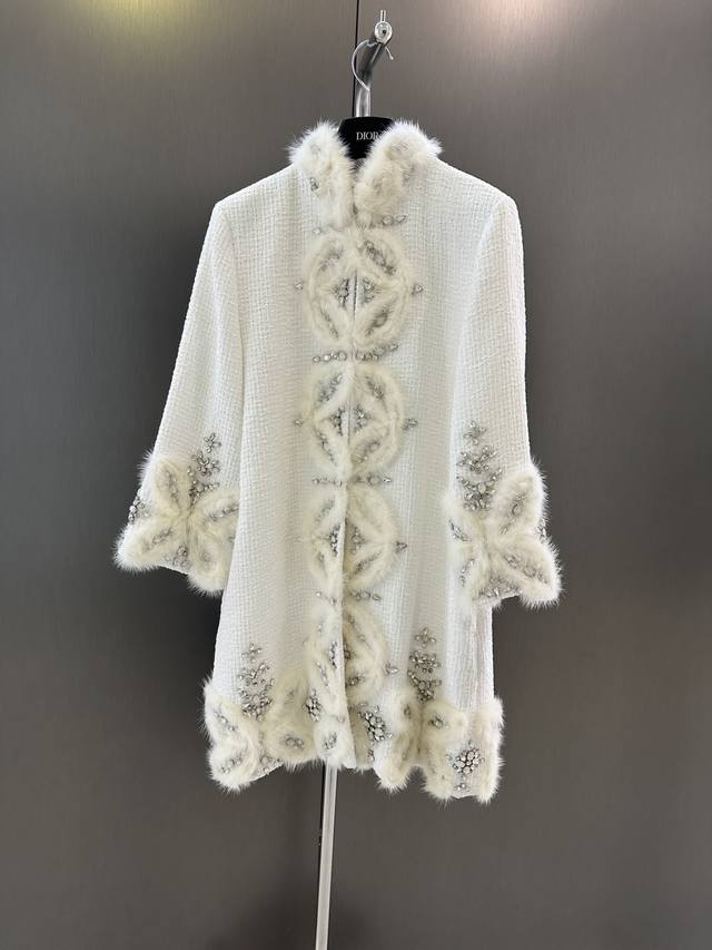 Dior 秋冬新款重工天鹅绒水貂钉钻大衣 施华洛世奇水钻 超级重工好看的一款粗纺大衣外套 百搭时尚 Sml