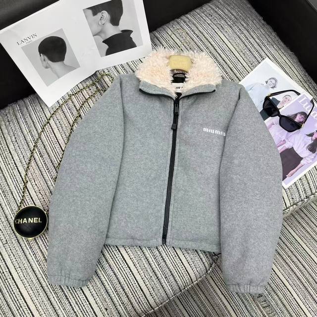 Miumi* 25年秋冬新款 微标毛领羽绒服外套丨独家高版出品！选用90白鹅绒，克重达200G，胸口处单色平绣，羊羔毛立领设计，确保保暖性能卓越，绒子经过严格筛