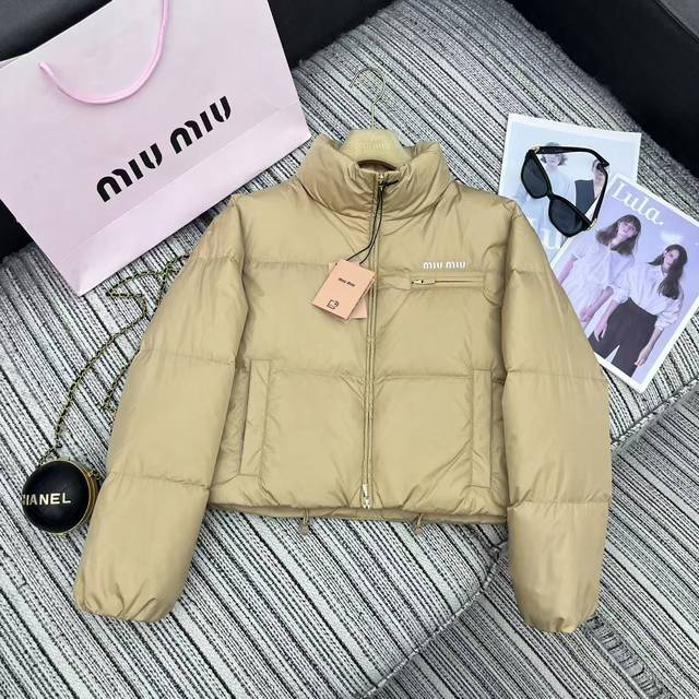 独家定制首发 强烈推荐 25年早秋冬系列 Miu*新款立领短款羽绒服外套 字母印花拉链口袋装饰 90白鹅绒填充 高端品质 充绒量饱满 两色Sml