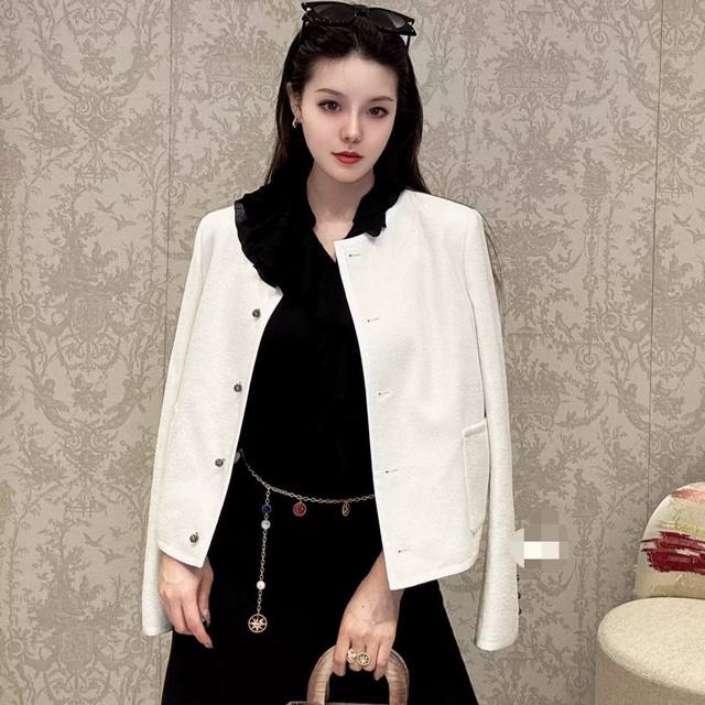 Dior2025早秋新款金属扣外套，定制羊毛纺粗花呢面料，面料表面呈颗粒感，质感十足，简约赫本风经典H版型，精致金属纽扣，经典版型，优雅大方！！ 颜色:黑色，白