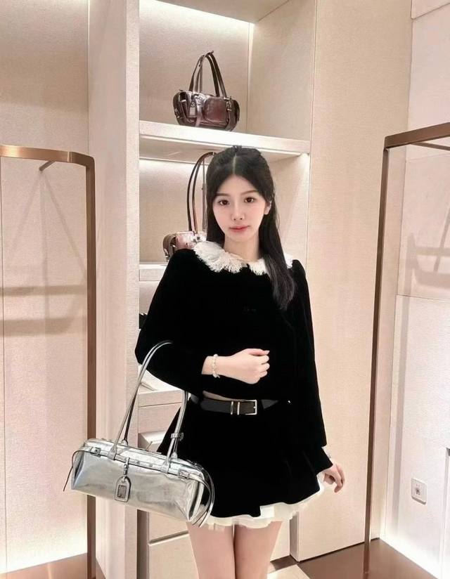 Miu* 2025秋冬新品千金风蕾丝亮片花边领娃娃款丝绒小外套+腰带蓬蓬短款小半裙 分开批 一套上身视觉感上特别显腿长 内里有短裤内衬设计防走光 娃娃领拼接蕾丝