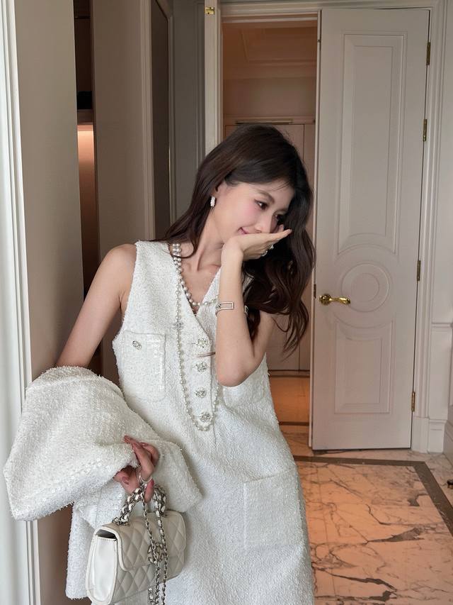 25香奈儿 最火的绝佳搭配小香白色外套 #简单又高级的穿搭 真丝荷叶领配上面料带着的细闪亮片 经典又精致，上身就是人间富贵花！ 搭配同系列连衣裙 小V设计凸显天