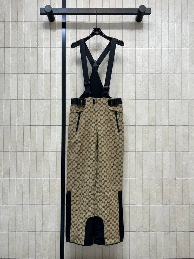 G家 25秋冬新款双G提花滑雪背带裤 经典Gg图案+米色与黑色配色 奢华感满满！高性能防水面料 滑雪、户外都超适合多 背带可调节 腰部有可拆卸腰带 穿着舒适又实