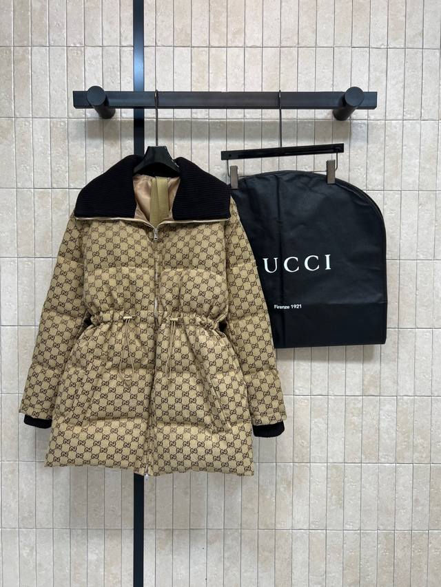 G家 25秋冬新款 双G提花大翻领收腰羽绒服 经典双G老花图案 复古又时髦 袖口+领口针织螺纹设计 内里Logo背带细节 高品质羽绒填充 保暖力满分 腰部抽绳收