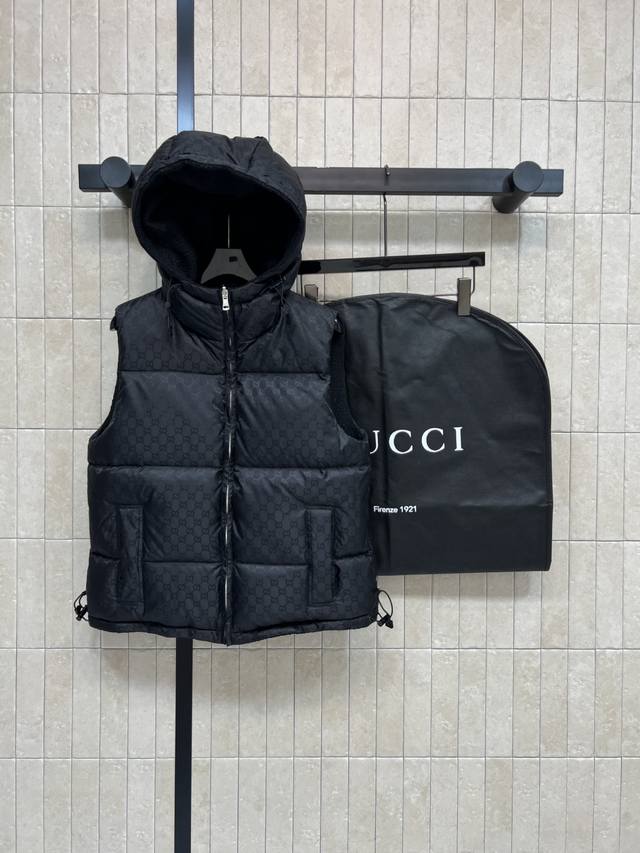 G家 25秋冬新款 双G提花双面穿羽绒马甲 一面经典黑色双G老花 辨识度超高！一面粗花呢编织面料 高品质羽绒填充 保暖力满分 秋冬穿超合适 连帽设计+拉链开合