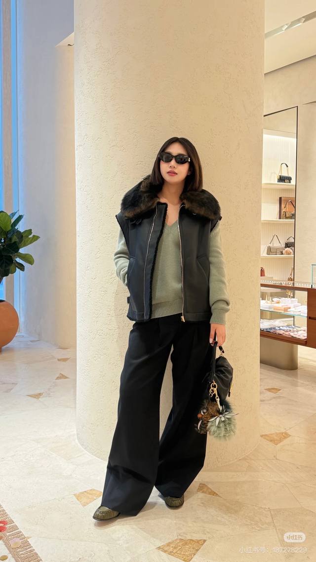 Fendi*2025，上新F*Ndi皮毛一体马甲，全部实拍