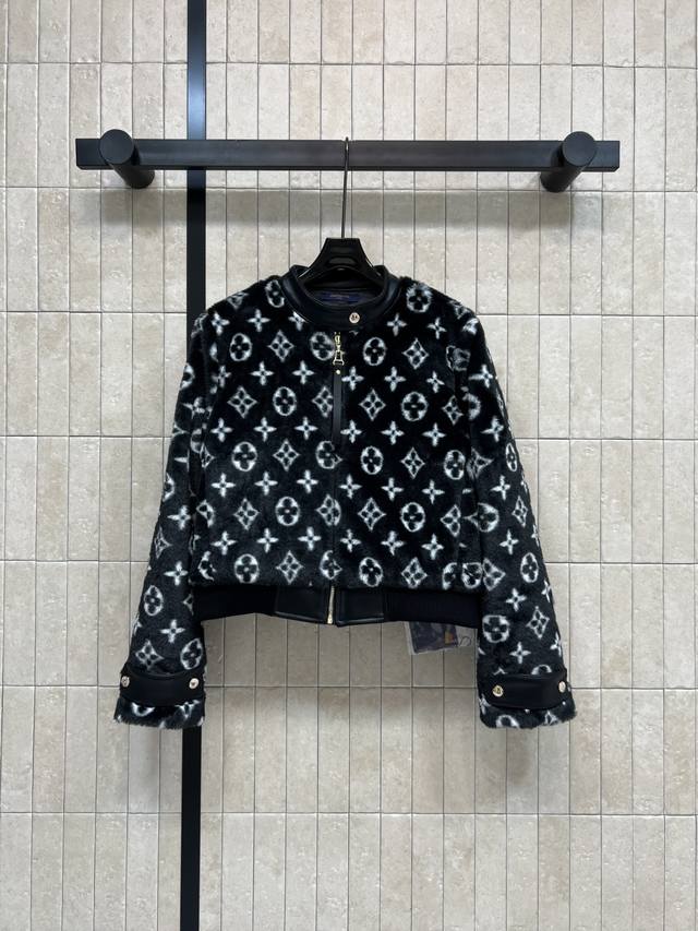 L 家 25秋冬新款 老花毛毛短款夹克 经典老花图案毛绒绒面料+黑色皮革袖口和领口 复古又时髦！高品质面料 柔软舒适 拉链开合超方便 袖口金属纽扣细节感满满 短