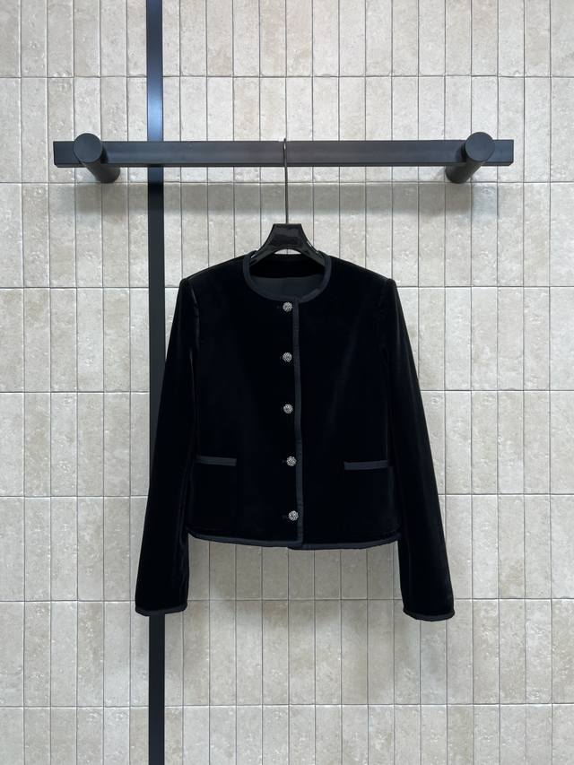 D家 25秋冬新款 黑色丝绒小外套 圆领短款小外套 垫肩设计打造直角肩 气场Up！点缀Cd扣饰点缀 搭配裙装裤装都很出彩 短款版型利落 通勤约会都能穿 丝绒材质