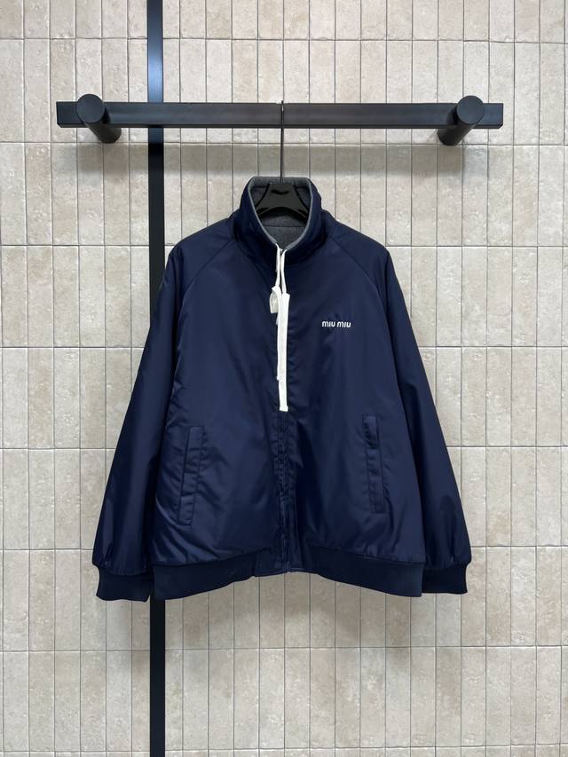 Miu家 25秋冬新款 双层穿立领夹克外套 一面纯色尼龙面料 一面灰色羊羔毛 高品质面料 轻便又保暖！立领+抽绳设计 实用又有型 胸前品牌刺绣低调精致 宽松版型
