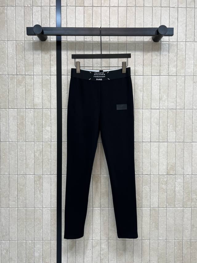 25秋冬新款 紧身打底裤 品牌刺绣数字皮牌点缀 日常百搭不挑人单品 松紧腰身设计 腰头数字图案装饰 紧身的小脚裤裤型 上身显瘦又有亮点 勾勒腿部线条 可外穿可瑜