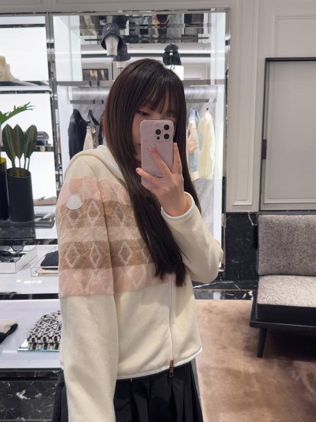 Moncl*R 25Fw秋冬新款 几何提花双面穿连帽夹克外套丨独家Yb开发！高版出品！菱形提花纹理，自带温柔的复古氛围，连帽版型弱化凌厉感，全拉链开合适配不同穿