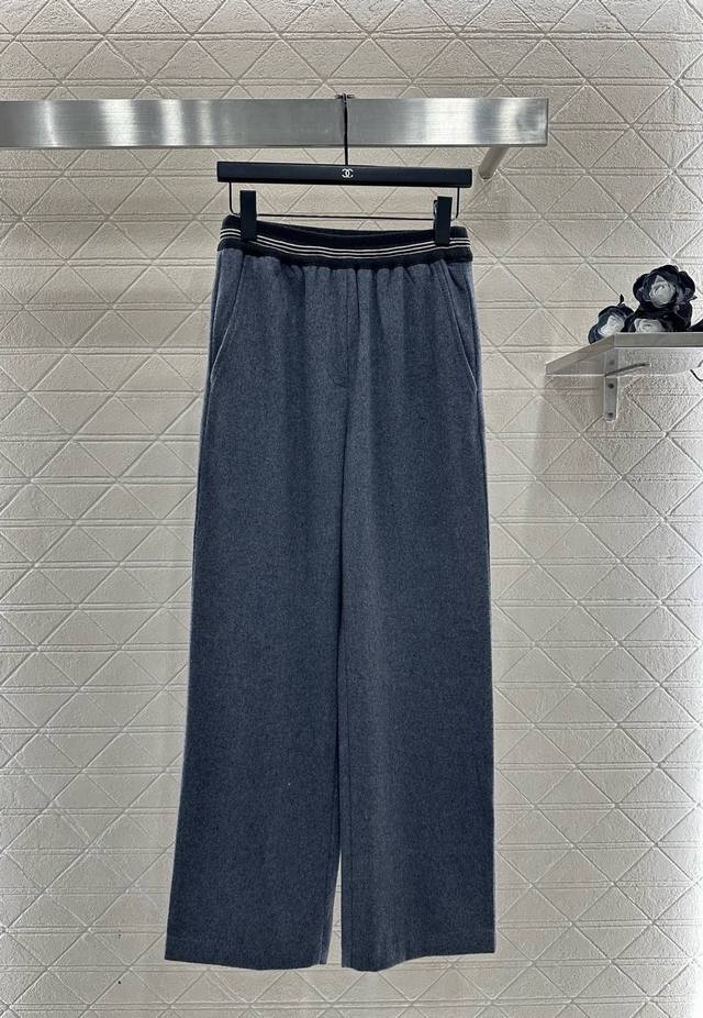 Miu Mi* 25Ax新品上加 羊毛拼色字母外套长裤套装 定制Yb羊绒羊毛材质，肌理明显，质感高级，多重水洗工艺处理，穿搭更为保暖舒适，翻领拉链外套裁剪，时髦