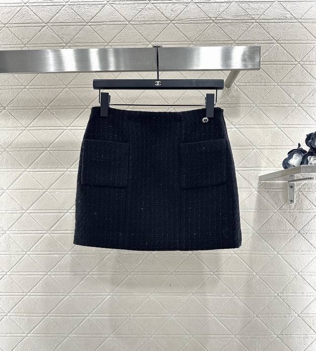 Chane* 25Au新品上架 格纹粗花呢珠片洋装半裙 定制Yb进口粗纺羊毛呢材质，肌理明显，质感上乘，粗花毛呢面料塑造小香风典范，高腰口袋半身短裙p版型，直筒