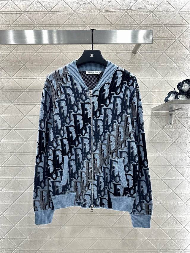 Dio* 25Ag新品上架 提花针织拉链开衫 定制Yb羊毛纱线织造，质感光泽，柔软亲肤，拉链开衫剪裁，肌理平针铺陈，显瘦不失时尚感。领口袖口呼应下摆以纯色螺纹包