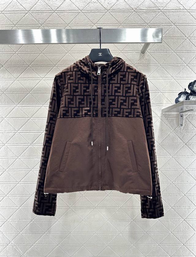Fend* 25As新品上架 立体压花字母外套长裤套装 定制Yb进口丝绒材质，工艺处理，立体压花处理，呈现凹凸立体双F图案装饰，连帽外套裁剪，时髦休闲，通体胸口