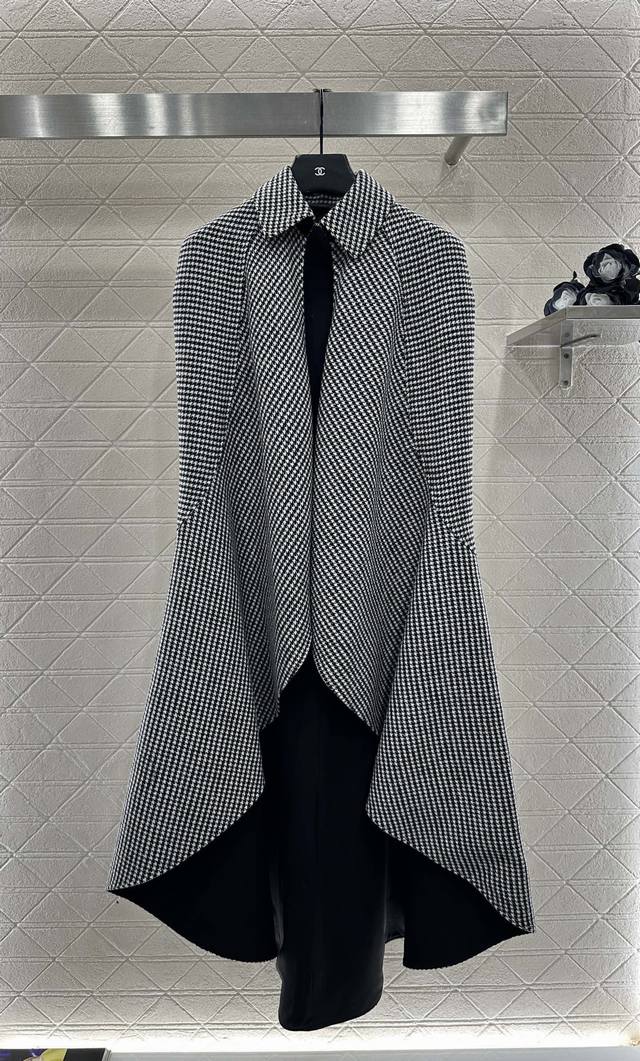 Dio* 25Ac新品上架 千鸟格长款披肩斗篷 定制Yb进口材质，质感光泽，穿搭洋气，翻领长款斗篷大衣披肩，尖领口配合微A斗篷式剪裁，包容腰身线条，穿出优雅气质