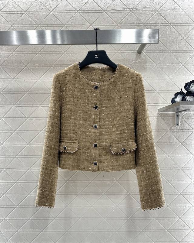 Chane* 25As新品上架 圆领编织洋装半裙套装 定制Yb进口粗纺毛呢材质，质感高级，品相十足，圆领洋装外套版型，垫肩设计贴合人体，更显身姿纤细挺拔，大身领