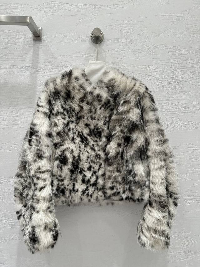 独家首发高端原单品质Fend*25秋冬新品 进口托斯卡纳皮毛一体气质外套！天然毛感密实超细腻！时髦小立领H版版型可甜可盐！上身减龄休闲少女气质。极简风高级又时髦