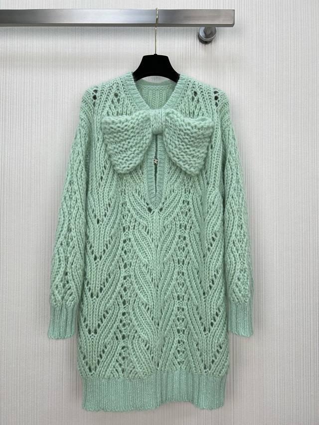 上新啦～香Coco25K新品蝴蝶结元素羊毛混纺马海毛针织毛衣裙，马卡龙嫩绿色超显白进口混纺纱线质感细腻柔软。蝴蝶结立体点缀精致可爱，白富美必入神器～法式宫廷风气