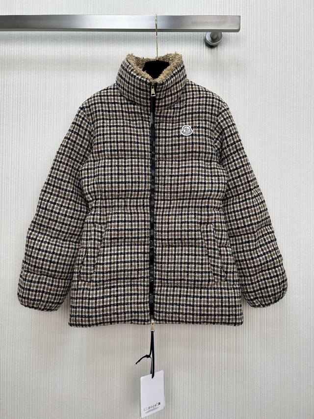 上新啦～Monc*25秋冬新品立领中长款羽绒服，内领拼羊羔毛面料软糯细腻，气质双拉链设计！收腰版型超显瘦 减龄少女风穿搭，国标90鸭绒填充轻盈保暖面料，经典版型