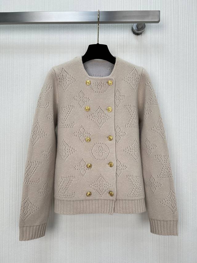 上新啦驴25秋冬新品Monogram花缕空针织外套！瑞士机双织重工定位缕空嵌花工艺贯穿时髦高级感！羊毛羊绒纱线厚实质感超赞！减龄气质经典版型时髦又高级！白富美必
