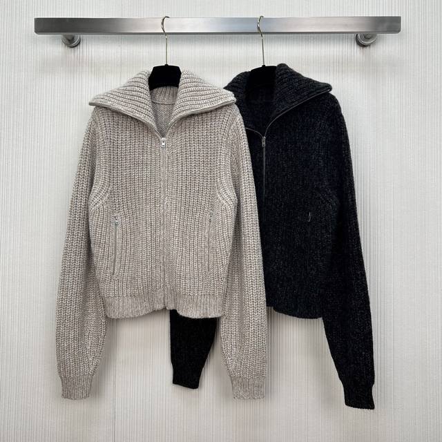 上新啦~Lemair*25秋冬新品外套 羊驼毛纱线 很高级的色调。瑞士机织麻花工艺简洁大气!白富美必备高级休闲老钱风单品!Sml三码 上新啦~Lemair*25秋冬新品外套 羊驼毛纱线 很高级的色调。瑞士机织麻花工艺简洁大气!白富美必备高级休闲老钱风单品!Sml三码