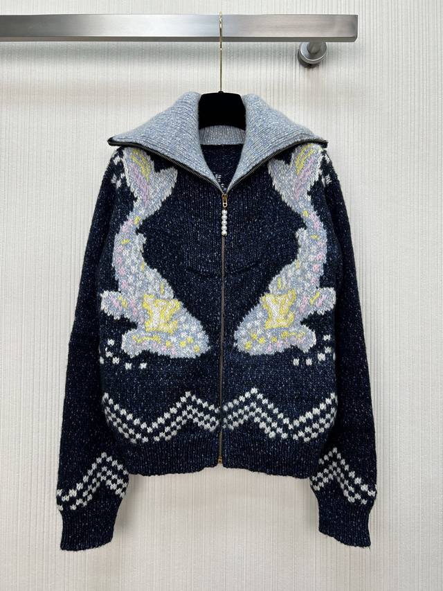 上新啦～Louis*25秋冬新品翻领拉链外套 重工定位立体撞色嵌花工艺贯穿时髦高级感！高级配色 运动气息男女同款！经典宽版版型时髦又高级！白富美必入！不挑人上身