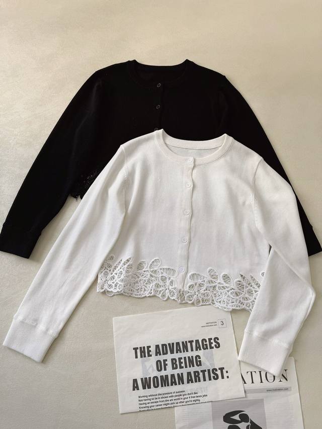 Se #这款“Lyla”开襟衫的下摆以凸花蕾丝花卉作边饰 为简约设计注入浪漫风情 单品采用柔软的纯棉织就 呈直筒版型 精致小巧 为日常穿搭增添活力与美感！两色3
