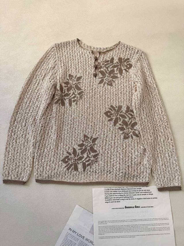 满满的法式风情 自带慵懒气场 .. 镂空编织拼色花朵宽松上衣 深棕色与浅金配色 加入金丝线编织元素 有种阳光沙滩的惬意美感 刻进骨子里的浪漫 搭配牛仔裤就能出片