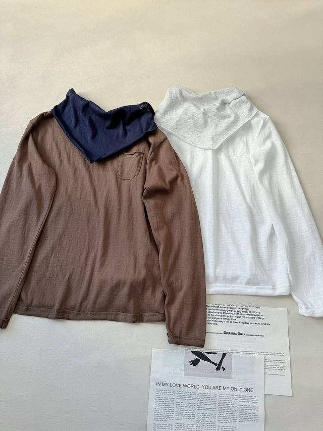 拼色设计三角领巾宽松针织T恤.. 面料表面有轻微棉 拼接三角领巾的设计 叠穿时会带来更加丰富的层叠感 微微落肩的宽松版型 领巾自然卷边 边缘轻薄灵动 贴袋上口采