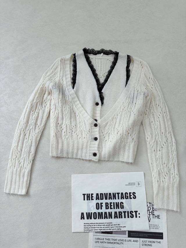 白鹿 马吟吟同款.. 薄雾朦胧的张弛灵动之美 假两件赫本风蕾丝花边开衫外套 小短款建议搭配高腰下装哦 立马拉长比例 自带柔美滤镜轻盈感 精致镂空编织肌理 还有领