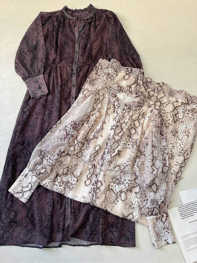 早秋系列 艺术美感波嬉风蛇纹收腰连衣裙+泡泡袖印花衬衣 连衣裙腰部和领口都是系带设计的 可塑型呼应效果 上衣立领细褶打揽工艺 呼应袖口设计 有格调的松弛感 时髦