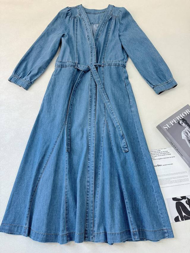 丹宁女王.. 早秋款 腰带设计开衩牛仔连衣裙 收腰大裙摆 上身优雅抬气质 浅蓝色柔软棉质牛仔面料 贴身穿完全没问题 又飒又温柔 34.36.38