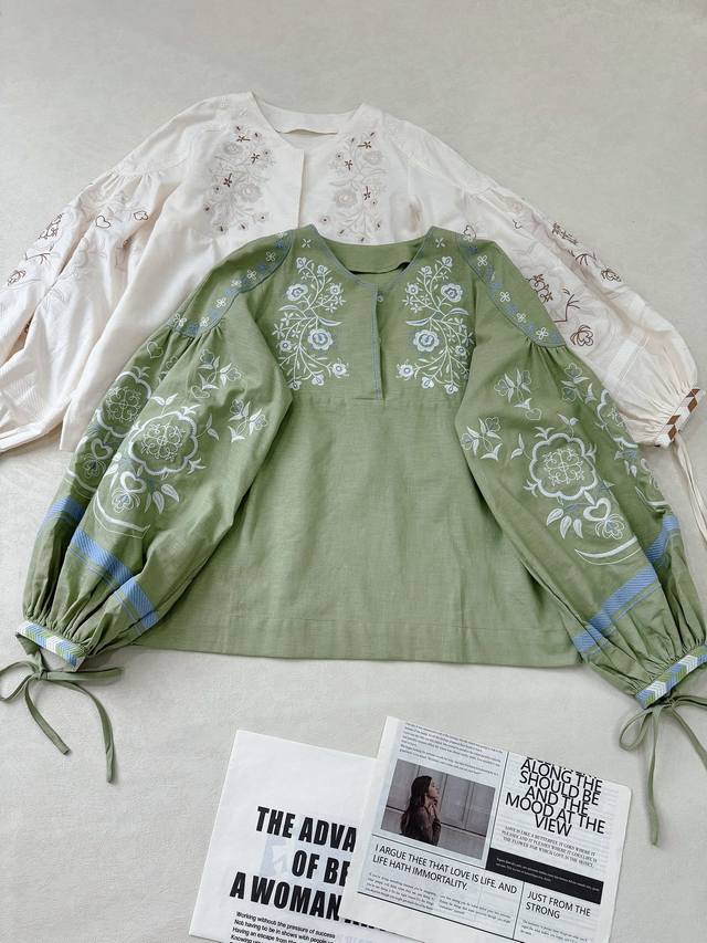 乌克兰Etnodi.. 清新刺绣花朵灯笼袖长袖衬衫 袖口做了系带打结设计 结合拼色花边刺绣 层次感丰富 整体绣花图案美观大气 亚麻材质随性又优雅 养颜耐看..