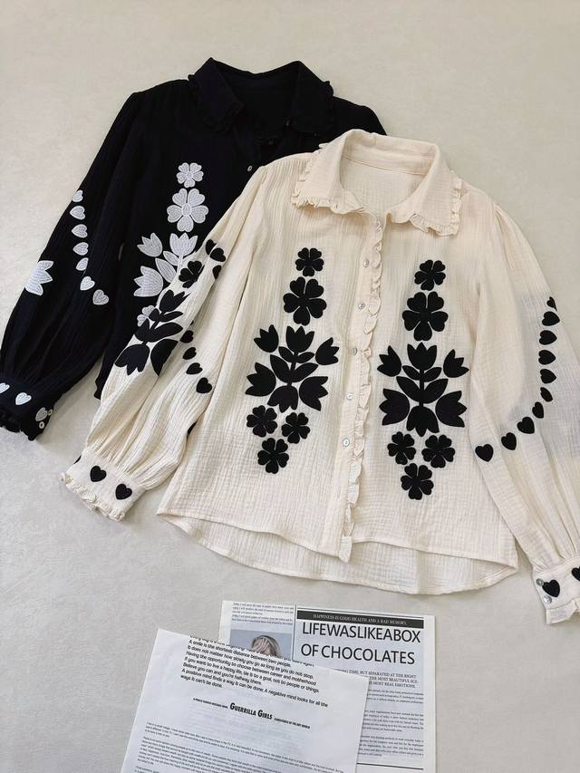 美丽亮相登场！Sissel.. 花边翻领花朵爱心刺绣衬衫 肌理感皱皱纯棉材质 轻盈舒适 花朵刺绣图案 结合小爱心 别致典雅 宽松版慵懒洋气 欧美范很足 两色34