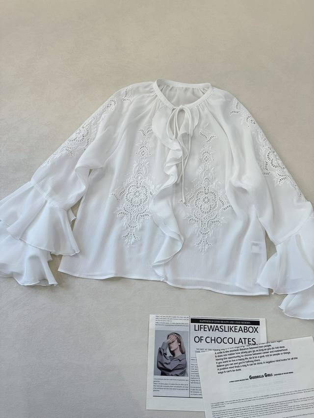 麦迪娜同款 荷叶花边系带镂空绉纱绣花上衣.. 领口系带设计 门襟荷叶花边修饰 袖子上也是双层的荷叶花边喇叭袖 挥一挥衣袖风华绝代 飘逸灵动 镂空钩花图案异常精美