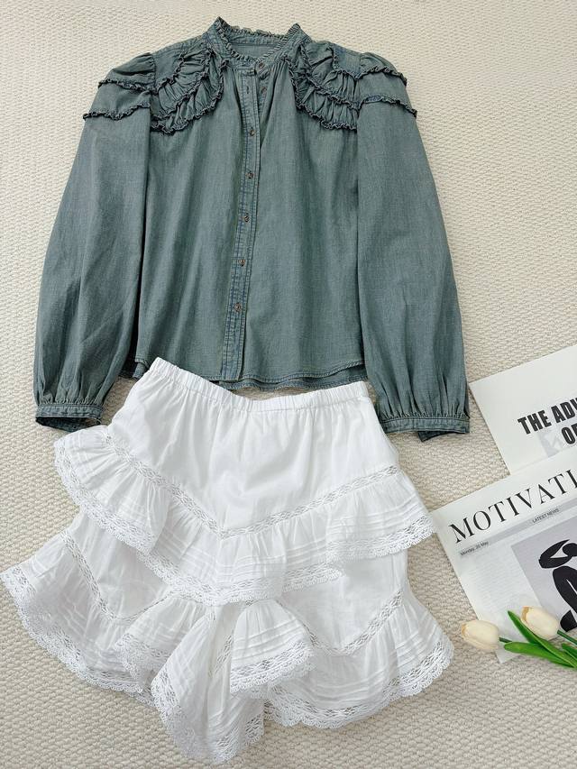 复古又浪漫的牛仔衬衣来了.. 早秋系列.. 在常规的牛仔衬衫版型上 在肩膀上做了绉褶荷叶花边设计 多了几分甜美优雅 复古做旧感水洗牛仔蓝色 高级耐看 34.36