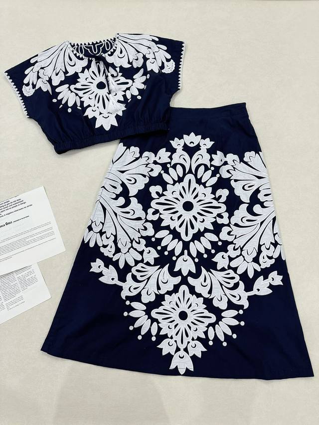 Se～ 25新 Liliana贴花刺绣短上衣+贴花刺绣A字半身裙 实物是藏青色的 整体的贴花图腾很有宫廷气质 非常高贵典雅 定位精准剪裁 短款搭配高腰裙绝搭 分