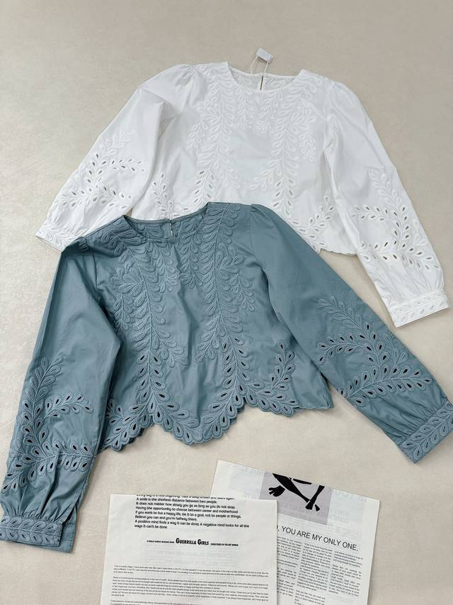 小巧精致 美感十足.. 藤蔓刺绣波浪花边短款衬衣 纯棉材质 结合高密绣花工艺 定位剪裁 立体感很强 镂空效果很高级 每一处细节都透露着浪漫唯美 两色34.36.