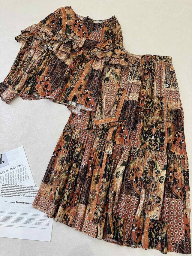 自带华丽的波嬉风情鎏金系列.. 挂脖绑带设计收腰连衣裙+荷叶花边系带上衣+后松紧腰长款半裙 秋冬的氛围感很足 各种不同的碎花拼图印花 加入了金线纹理 亮闪闪的